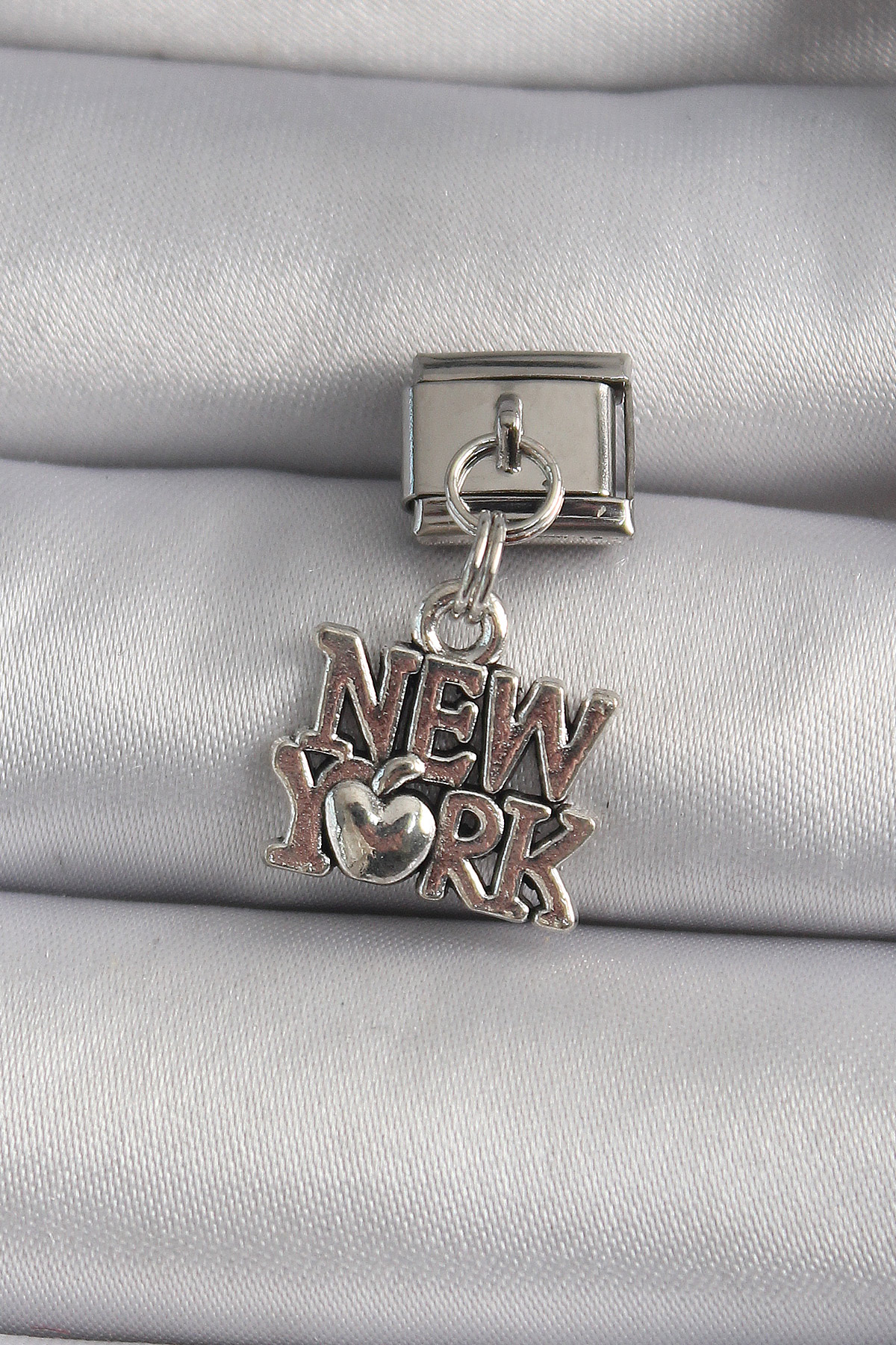 Erb 316L Çelik Gümüş Renk Sallantı New York Yazı Model Nomination Charm